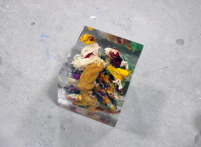             立体ドローイングII, 2010, H9.9xW9.9xD9.9cm, resin, oil paints          